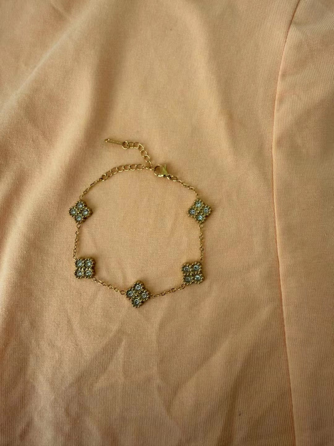 Goldfarbenes Armband